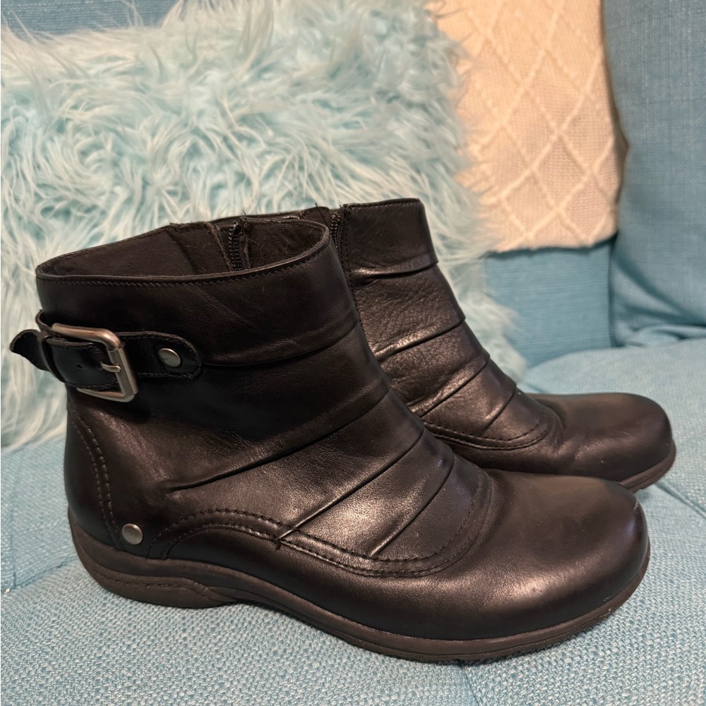 Clark leather bootie
